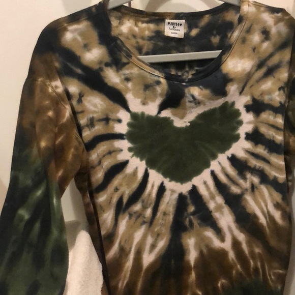 Beautifully tie dyed cotton top with unique shades - Picture 2 of 7